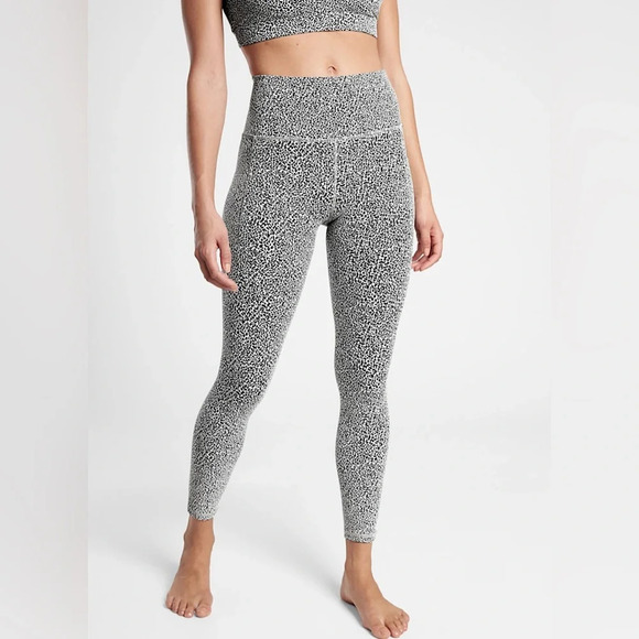 NWOT Athleta Salutation Stash Pocket II Textured Tights in White/Black Size LT - Picture 1 of 14
